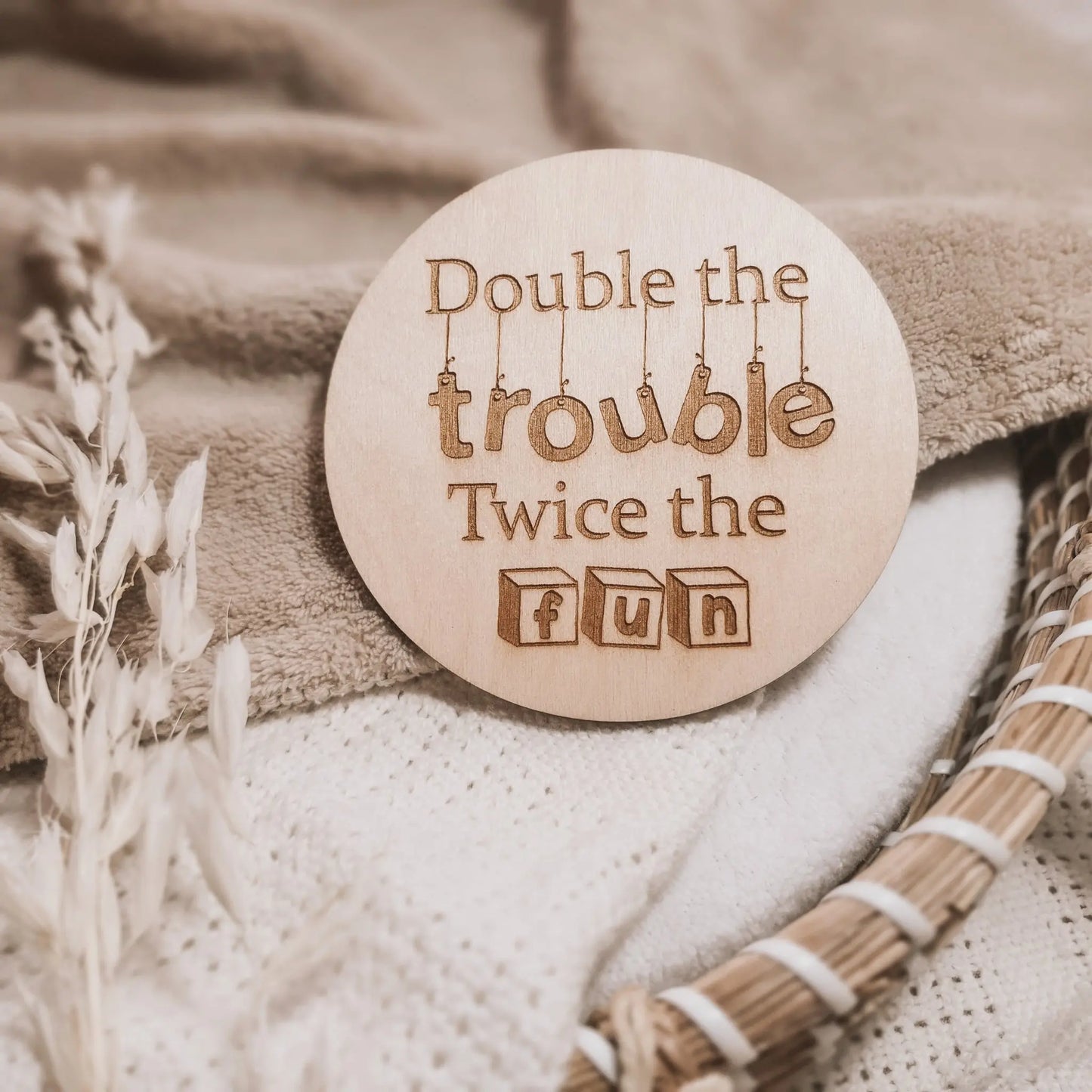 Houten aankondigingsbordje tweeling 'Double the trouble, twice the fun'