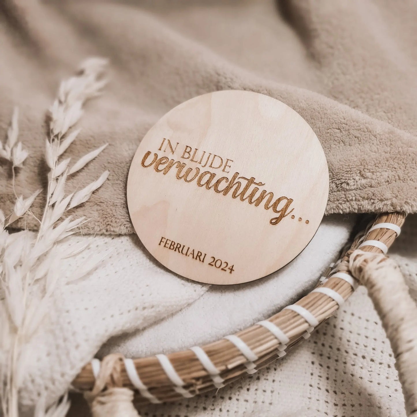 Houten aankondigingsbordje zwangerschap met uitgerekende datum