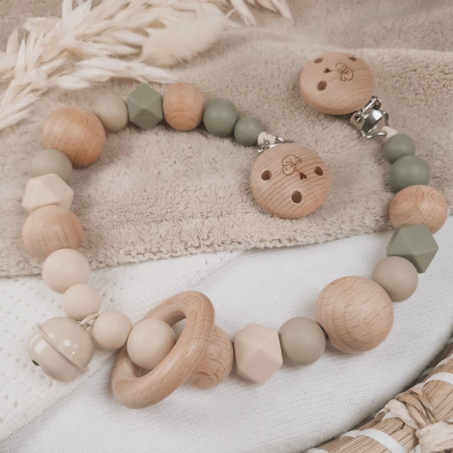 Wagenspanner ombre groen met siliconen kralen en hout