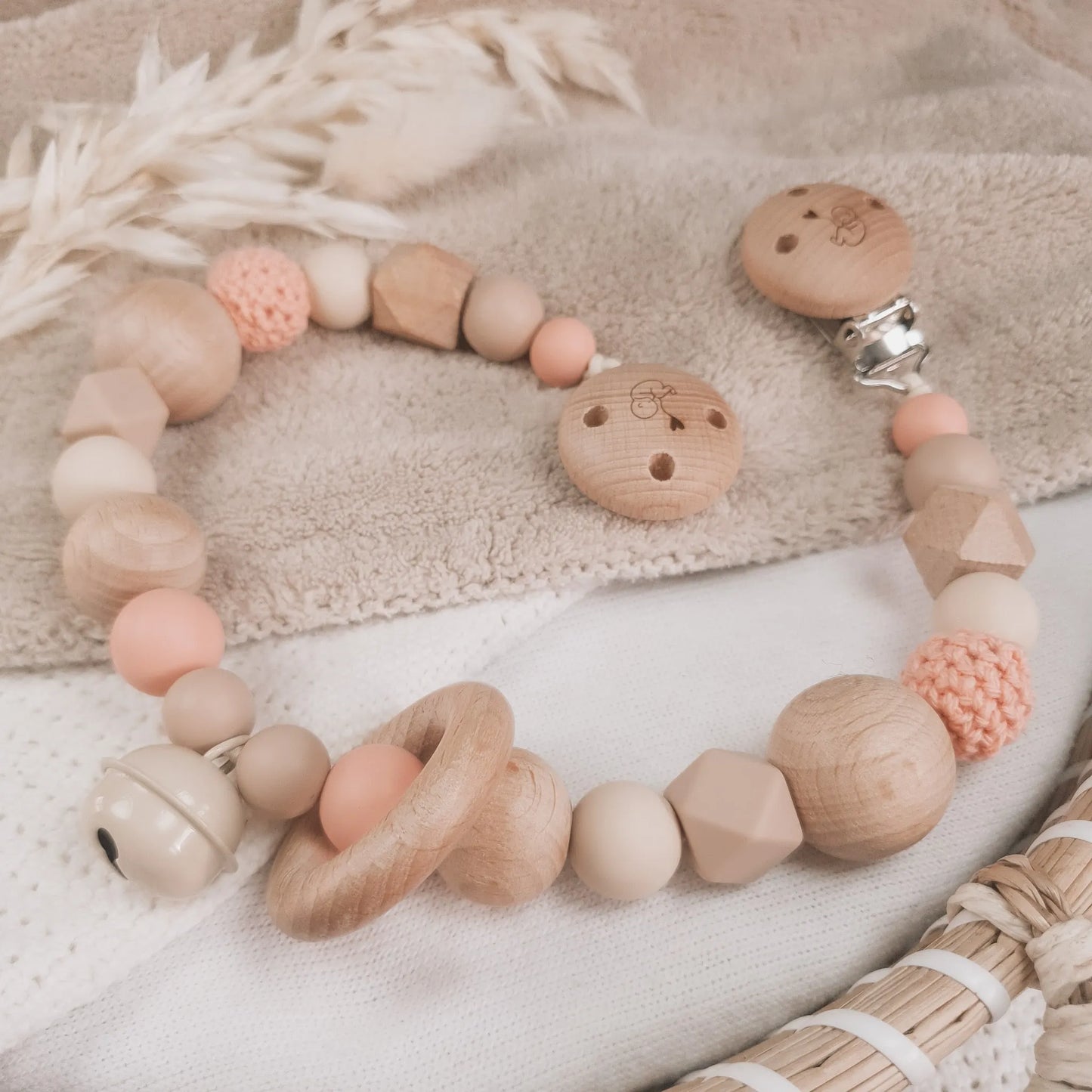 Wagenspanner beige, zalm roze met siliconen kralen en hout