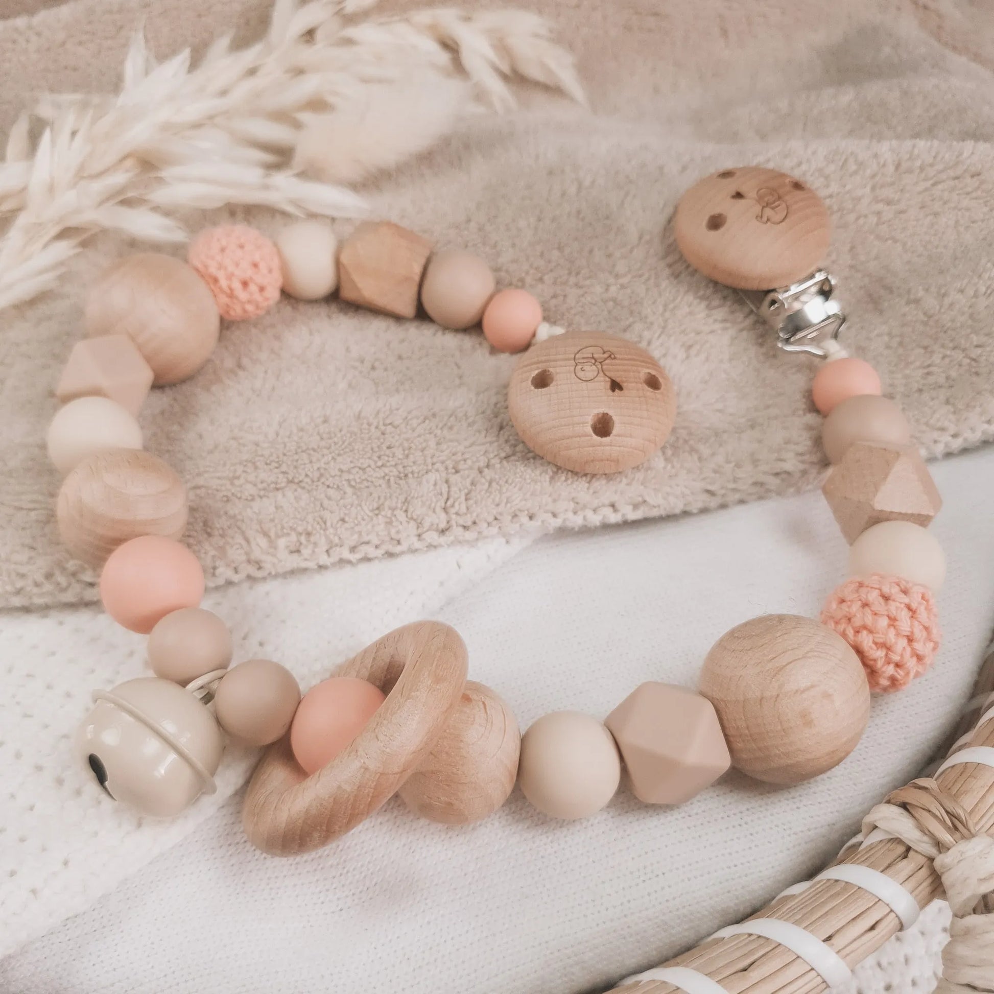 Wagenspanner beige, zalm roze met siliconen kralen en hout