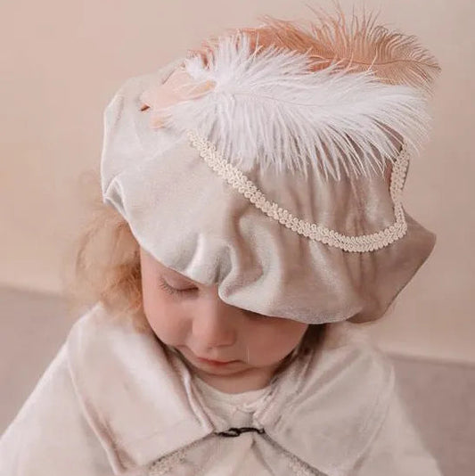 Luxe pietenmuts met naam van velours stof in champagne beige met gallon, veren, staf en ster.