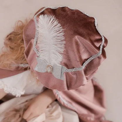 Luxe pietenmuts met naam van velours stof in oud roze met gallon, veren, strik.