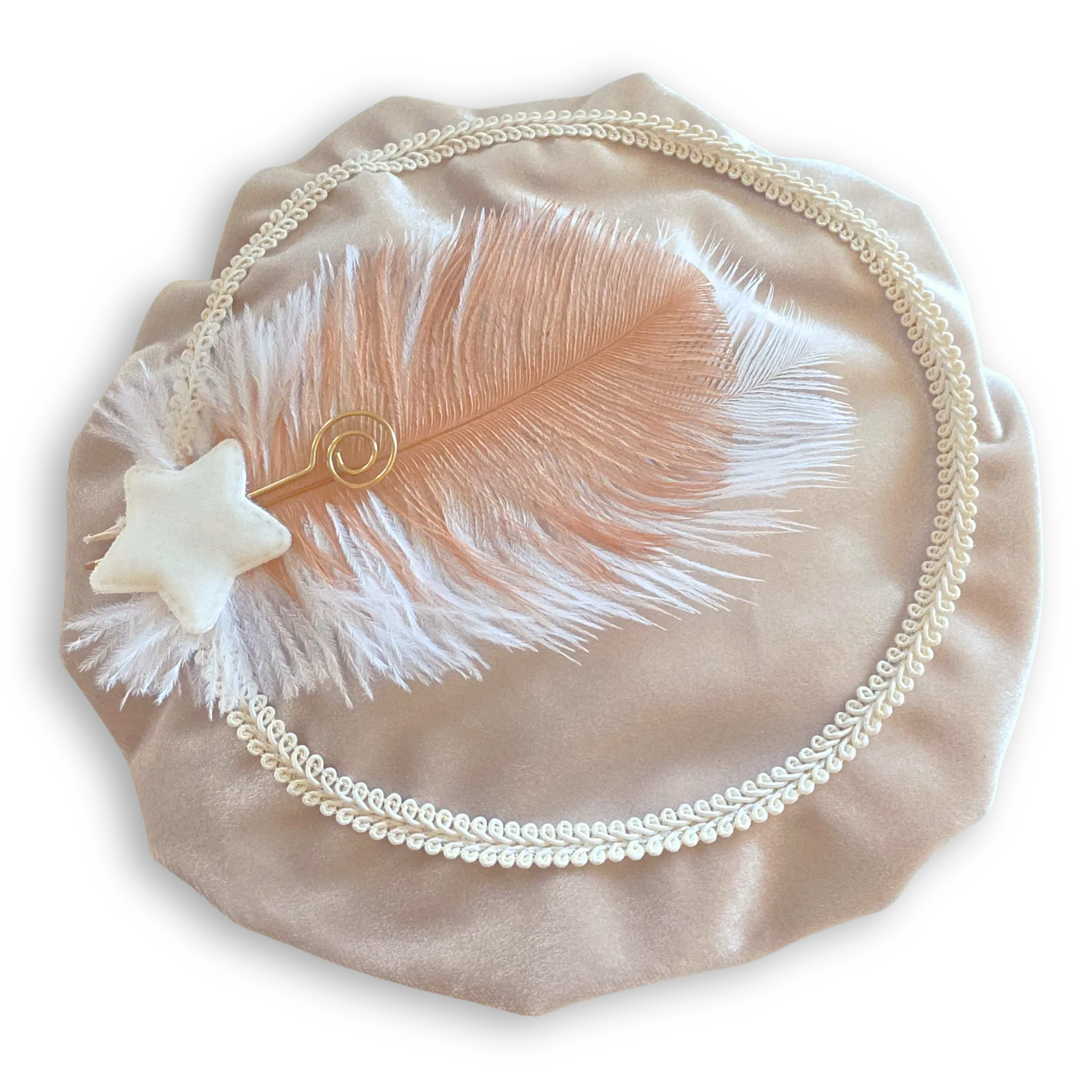 Luxe pietenmuts met naam van velours stof in champagne beige met gallon, veren, staf en ster.