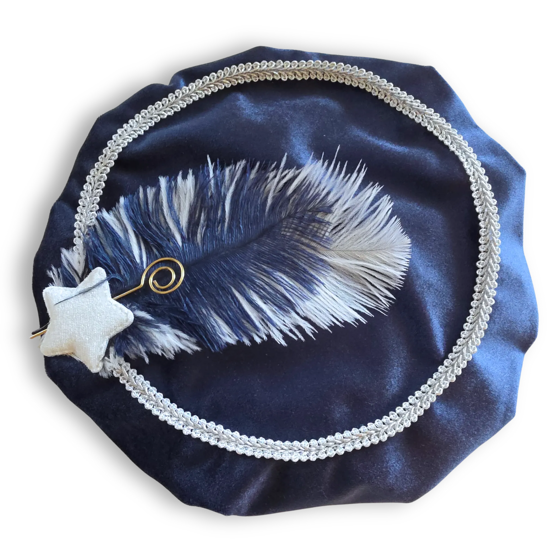 Luxe pietenmuts met naam van velours stof in donker blauw met gallon, veren, staf en ster.