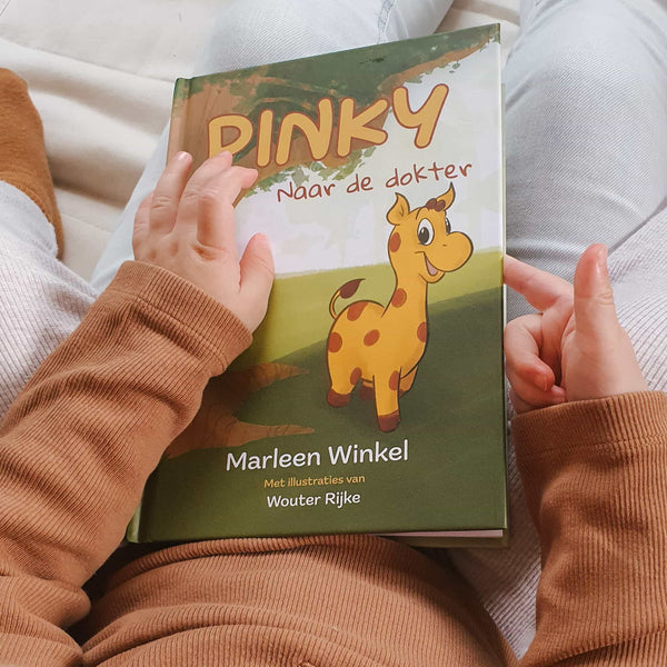 Pinky naar de dokter, voorleesboek over Pinky de giraffe, geschreven door Marleen Winkel. Voorkant kaft.