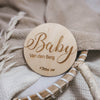 Houten aankondigingsbordje voor zwangerschap met achternaam en geboortedatum