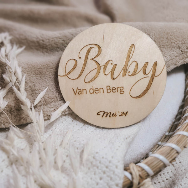 Houten aankondigingsbordje voor zwangerschap met achternaam en geboortedatum