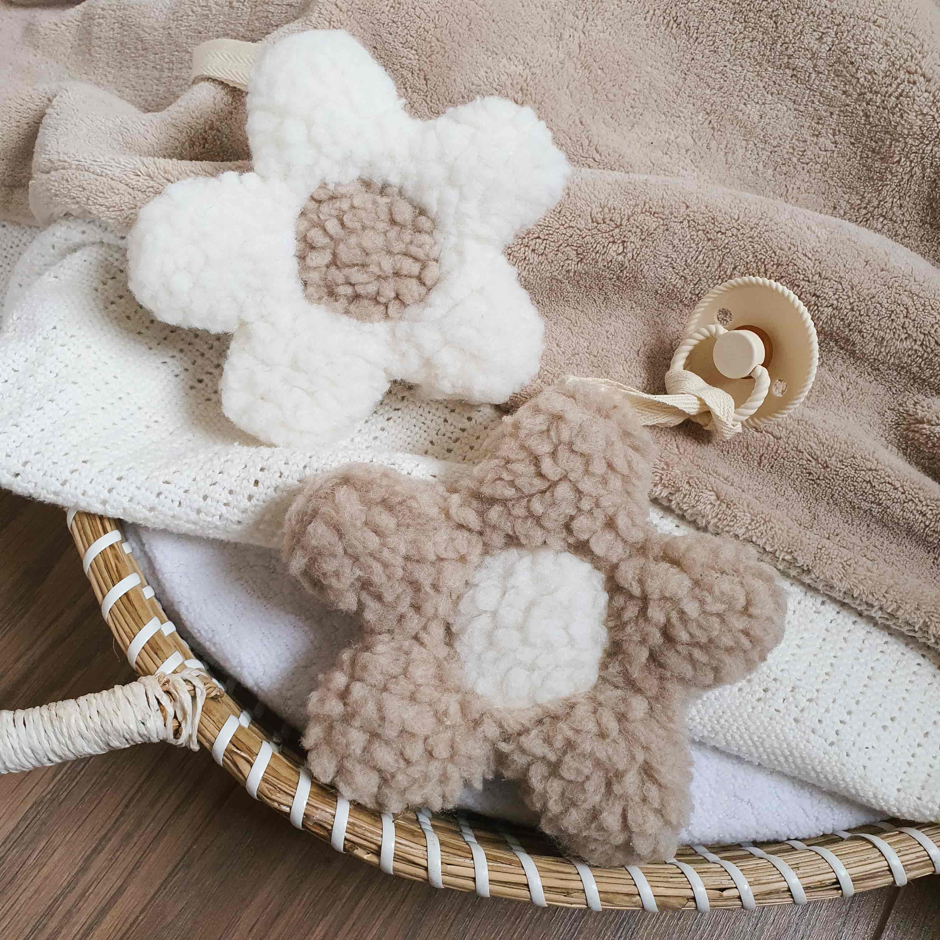 Speenknuffels, speendoekjes om speentjes aan vast te maken. Schattige bloem daisy, magriet in de kleuren wit en taupe van Little Ukkies