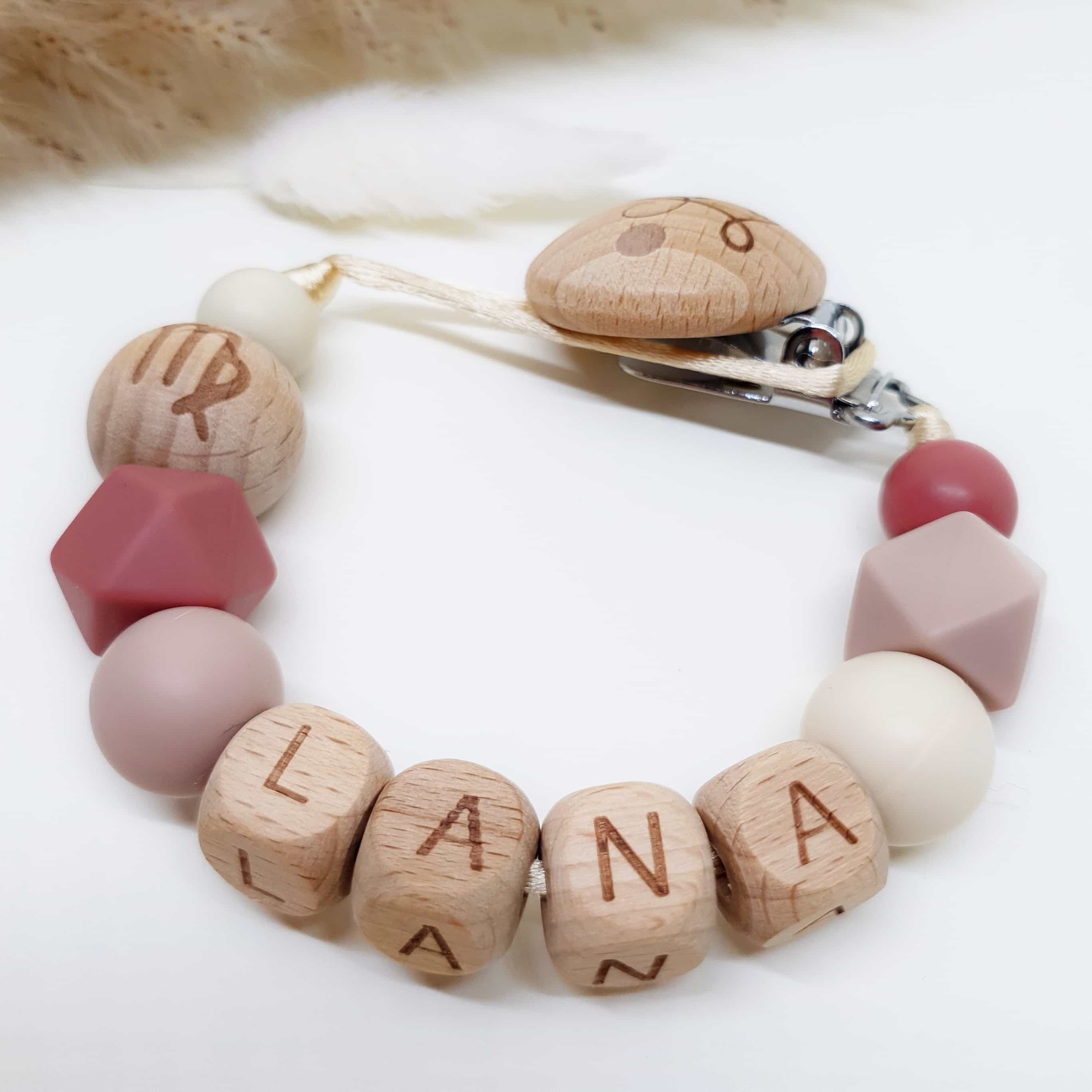 Speenkoord met naam en sterrenbeeld - roest roze naturel - houten letters | Little Ukkies - Handgemaakte speenkoorden van hout en silicone